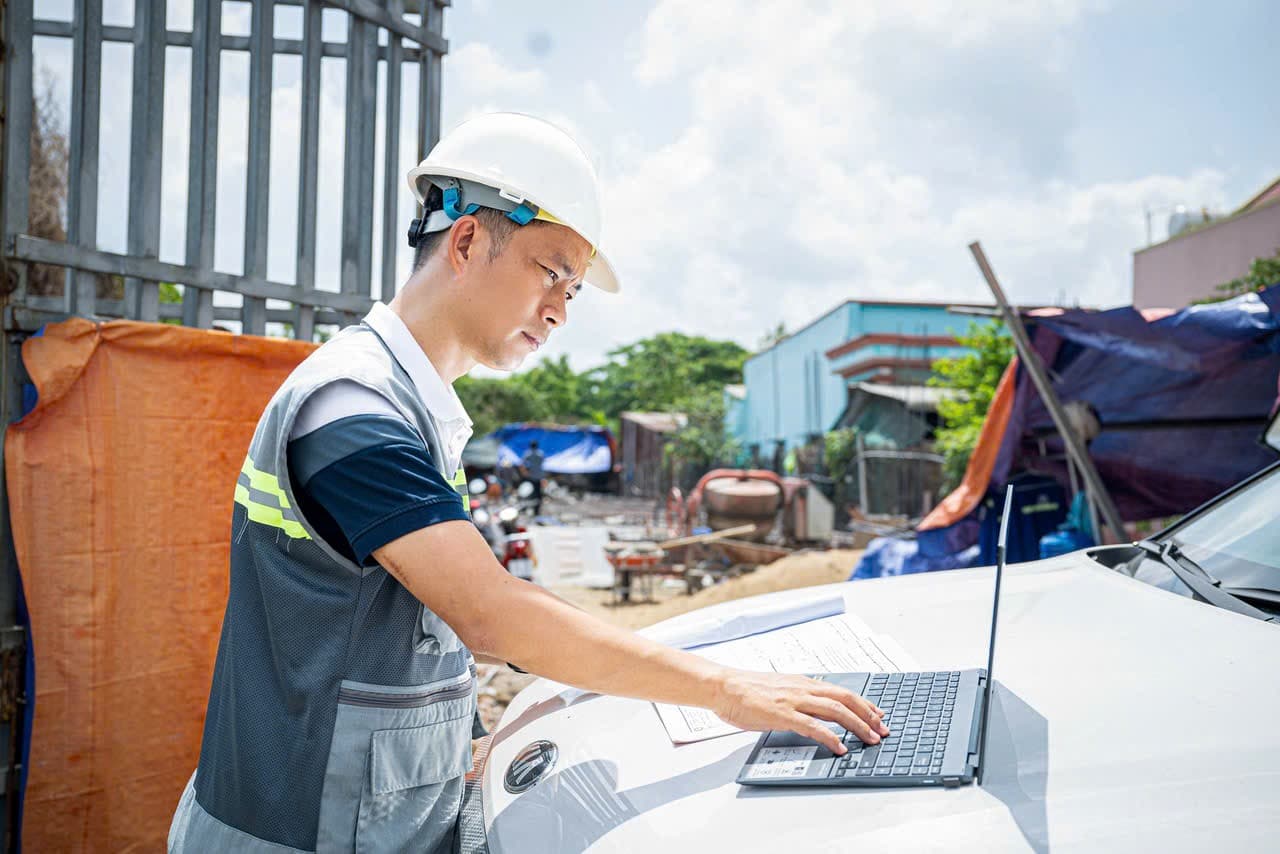 Kiên Nhà Cửa kiểm tra bản vẽ tại công trường
