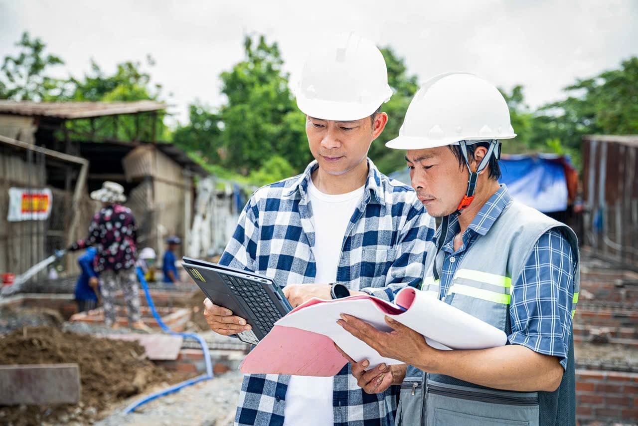 Kiên Nhà Cửa trao đổi cùng kỹ sư tại công trình